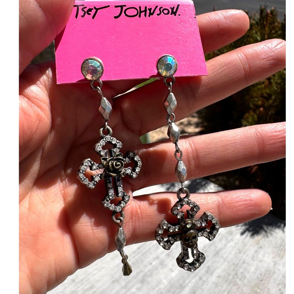 Betsey Johnson Gothic Style Skull Cross Mismatched Dangle Earrings
Vintage Y2K